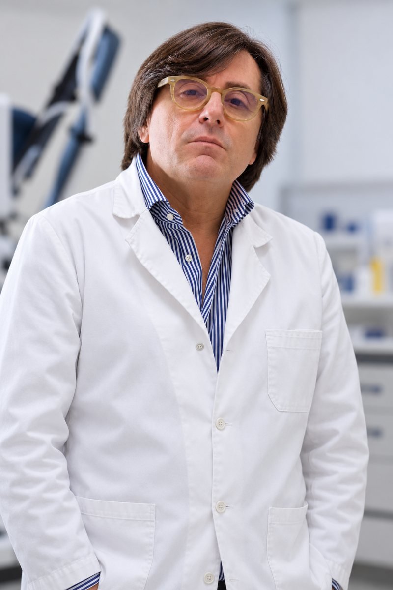 Il dottore in camice bianco nello studio